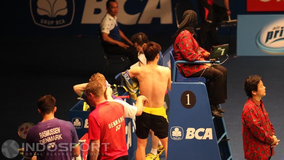 Aksi ganti baju Lee Yong Dae membuat penonton wanita di Istora histeris.